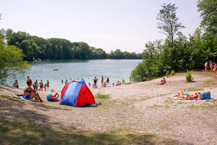 1024px-Langwieder_See_Badezugang